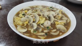 白蘑菇炒鸡蛋的做法