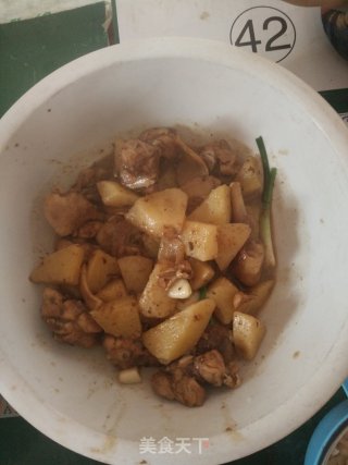 鸡腿块炖土豆的做法