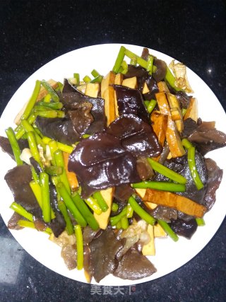 木耳蒜薹炒豆干的做法
