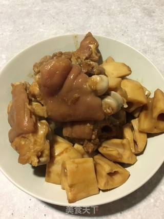 莲藕焖猪脚的做法