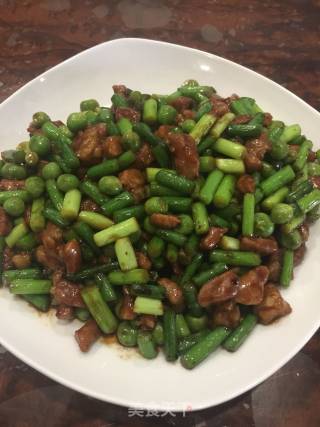 甜面酱豌豆蒜苔肉丁的做法