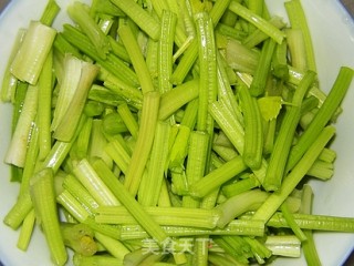 芹菜炒鸡杂的做法步骤：2
