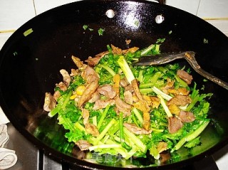 芹菜炒鸡杂的做法步骤：6