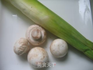 茭白炒口蘑的做法步骤：1