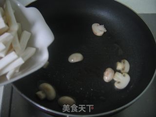茭白炒口蘑的做法步骤：3