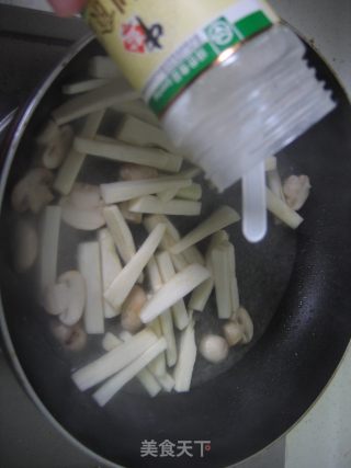 茭白炒口蘑的做法步骤：5
