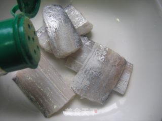 盐酥带鱼的做法步骤：2