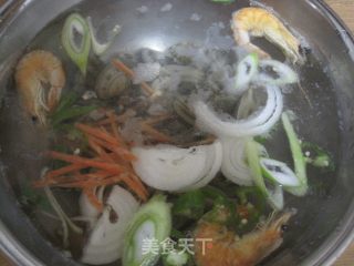 海鲜手擀面的做法步骤：4