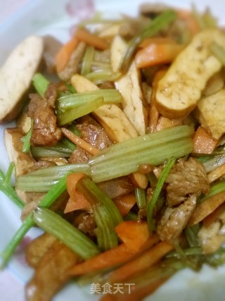 芹菜肉丝香干的做法