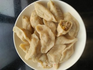 ”花样美食 ”槐花玉米肉饺的做法