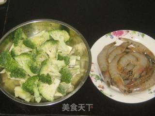 西兰花炒白条虾的做法步骤：1