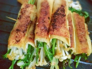 #妈妈的味道#――干豆腐香菜金针菇卷的做法