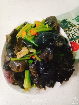 芹菜炒木耳的做法