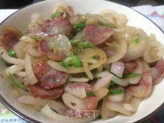 腊肠洋葱的做法
