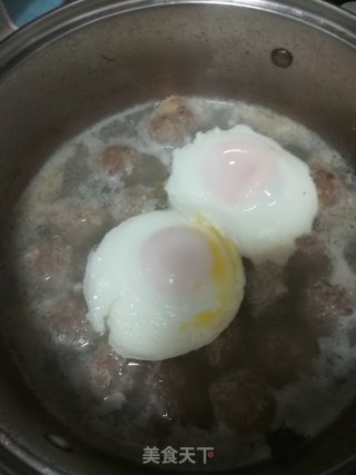 牛肉丸煮荷包蛋的做法