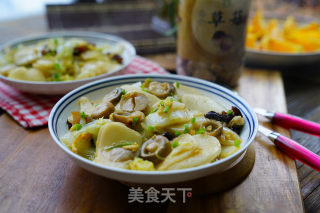 草菇腊味炒年糕的做法