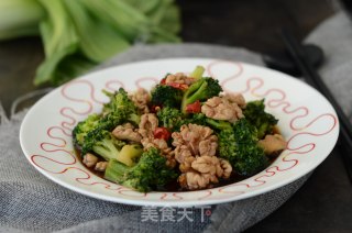西兰花拌核桃仁的做法