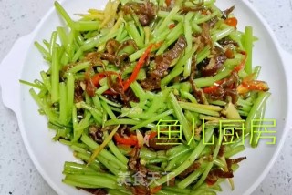 蒿子秆炒腊肠子──“鱼儿厨房”私房菜