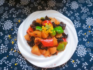土豆炖木耳的做法