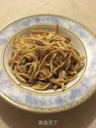 豆腐丝鸡腿菇炒肉丝的做法