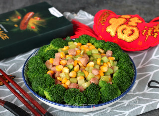 西兰花香肠蔬菜丁的做法