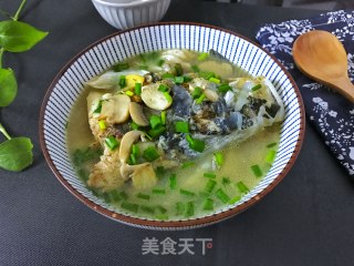 蘑菇鱼头汤的做法