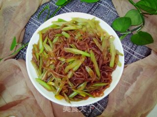 芹菜炒粉的做法