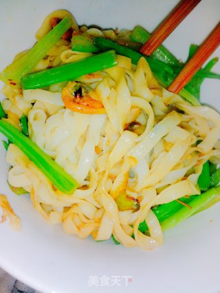 芹菜淡菜干炒面的做法