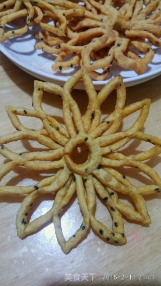 红薯黑芝麻炸果子的做法