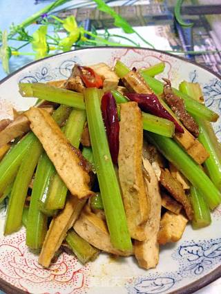 芹菜炒香干的做法