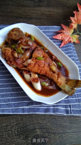 葱烧鲈鱼的做法