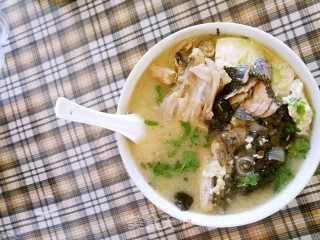 三文鱼头炖豆腐的做法