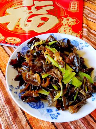 清肠菜—芹菜炒木耳的做法