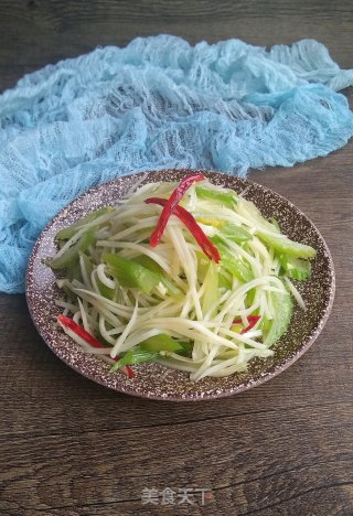 炝拌土豆芹菜的做法