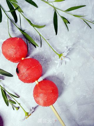 西瓜“糖葫芦”的做法