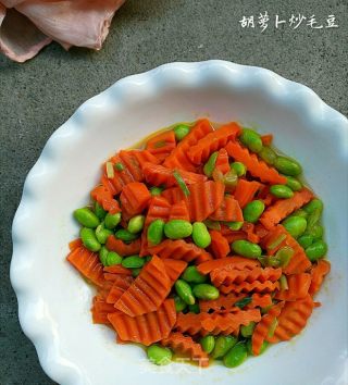 胡萝卜炒毛豆的做法