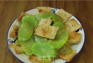 潮音潮人：鱼饼炒香菜骨的做法