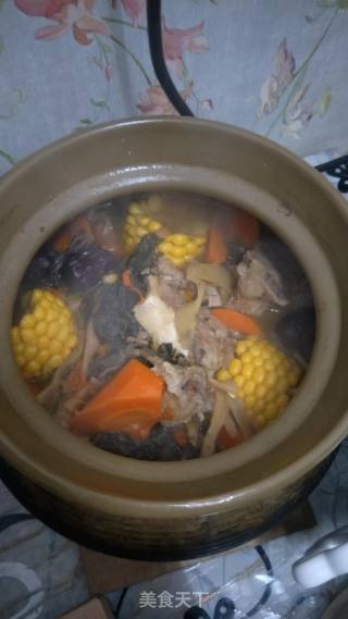 胡萝卜玉米菜干猪骨汤的做法
