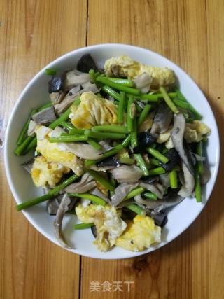 平菇蒜苔炒鸡蛋的做法