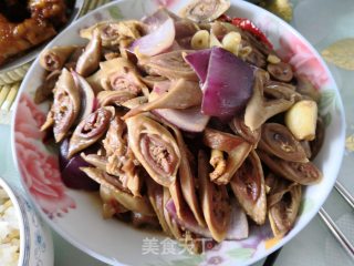 花样美食～洋葱炒苦肠的做法
