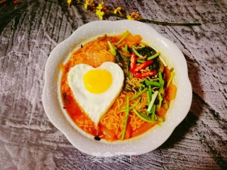 泡菜煮方便面的做法