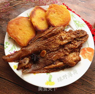 熬鳎目鱼贴饼子的做法