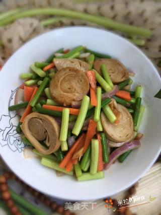 蒜苔炒素鸡的做法