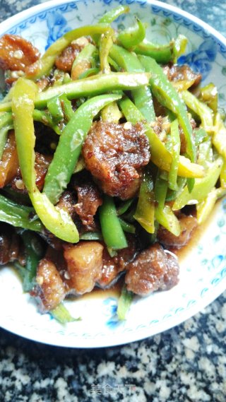 青椒丝炒猪油渣的做法