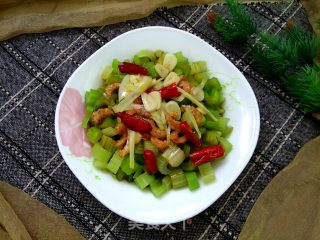 炝拌芹菜的做法