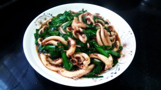 韭菜炒鱿鱼须的做法