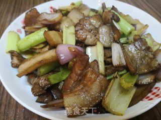 回锅肉炒芹菜的做法