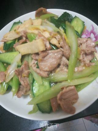 黄瓜西芹炒瘦肉的做法