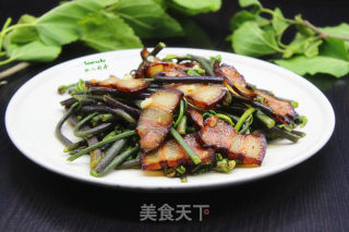 蕨菜炒腊肉的做法