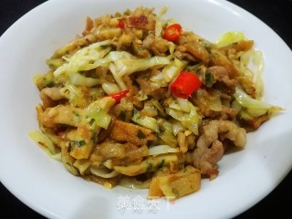 包菜炒饼的做法